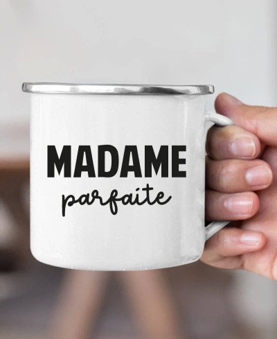Tasse en acier émaillé - Madame parfaite | Collection humour et jeux de mots Pilou et Lilou